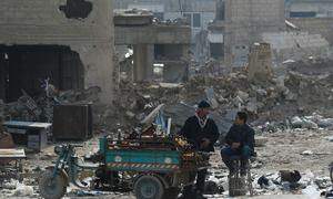 Un hombre vende naranjas en Douma, en Siria, tras el levantamiento del asedio a la ciudad en 2018.