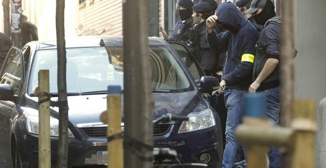 Los Mossos d'Esquadra finalizan el registro que han llevado a cabo en el Ateneu Llibertari de Sants desde primeras horas de hoy una operación contra una organización criminal de tipo terrorista, relacionada con el llamado 'caso Pandora'. EFE