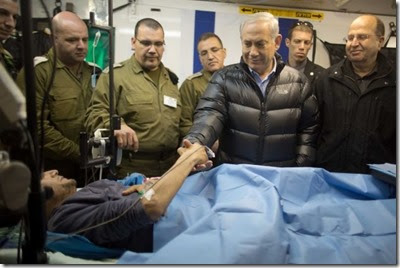 Benjamin Netanyahu met gewonde Syriër in Israëlisch militair hospitaal - 19-02-2014