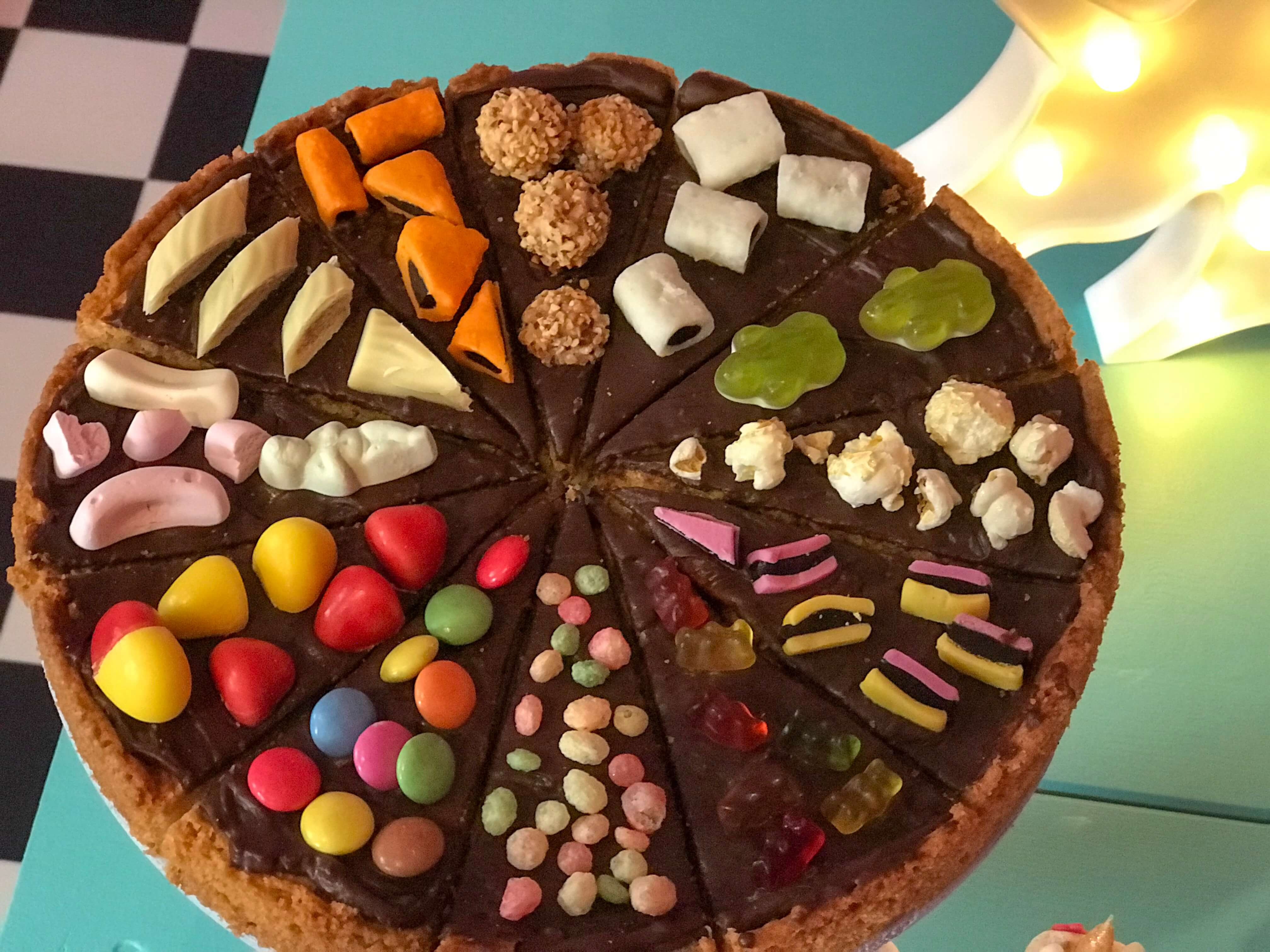 Über die jahre habe ich mich an mehr und mehr rezepte heran getraut und war immer wieder überrascht wie einfach es ist kuchenklassiker glutenfrei zuzubereiten. American Cookie Pizza Evelyn Im Tortenland