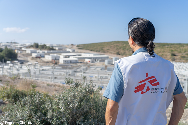 El director general de MSF Suiza, observa el nuevo campamento que se está construyendo actualmente en la isla de Samos durante una visita a Grecia.