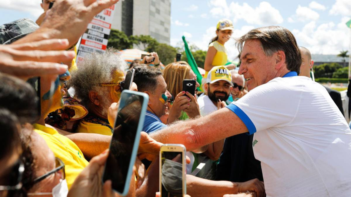 Bolsonaro rompe isolamento, ignora recomendações contra coronavírus e vai a atos contra o Congresso e o STF