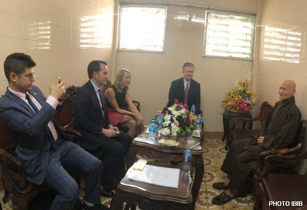 Thích Quảng Độ receives Ambassador Kritenbrink and the US delegation at the Thanh Minh Zen Monastery