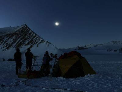 Des scientifiques chiliens et américains observant une éclipse solaire