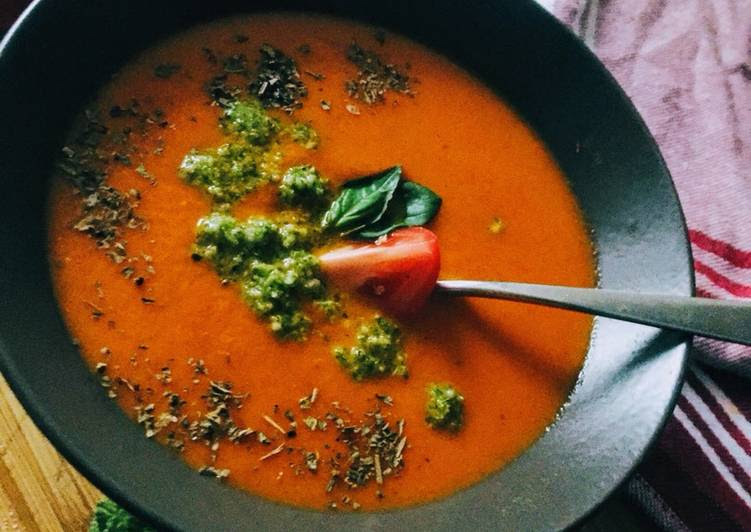 
  Crema de tomates asados con pesto de brócoli
