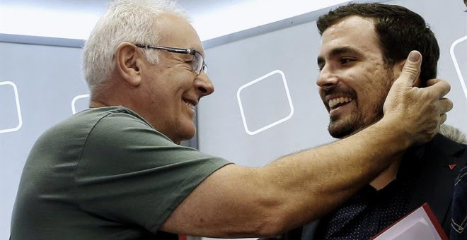 El cooordinador general de IU, Cayo Lara (i), saluda al candidato a la presidencia del Gobierno, Alberto Garzón, a su llegada hoy al Consejo Político de la formación que analizará cómo se configura la unidad popular con vistas a las próximas elecciones ge