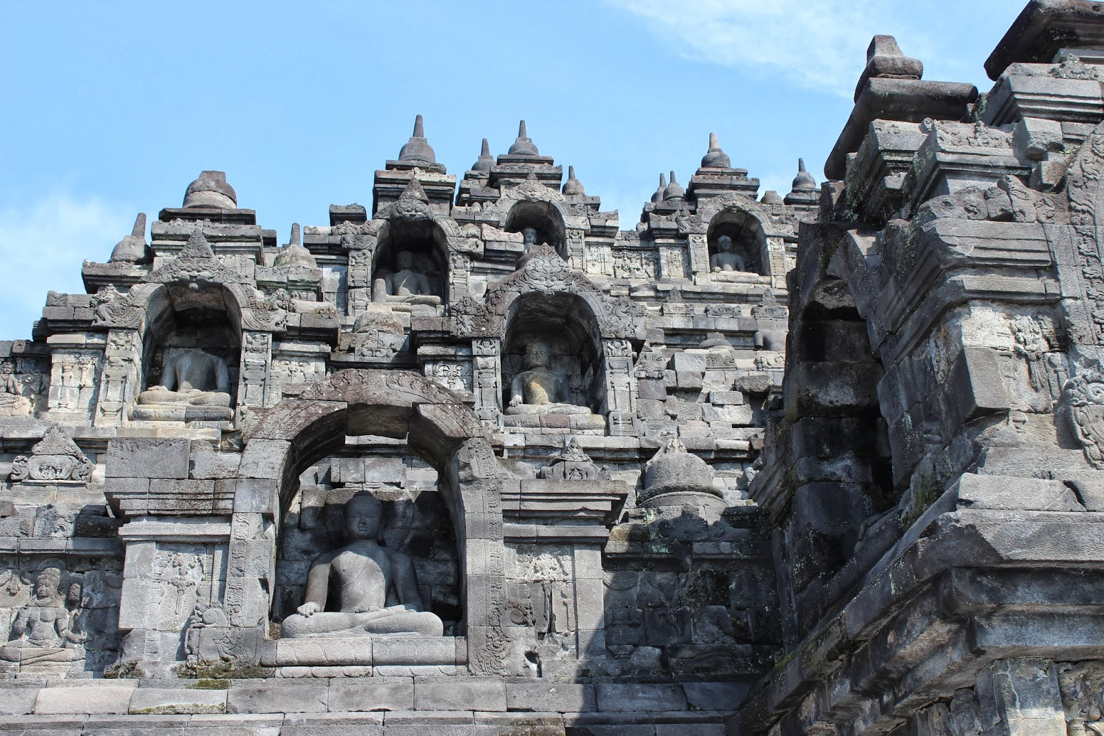 Những bức tượng Phật ở Borobudor. Ảnh: Getty.