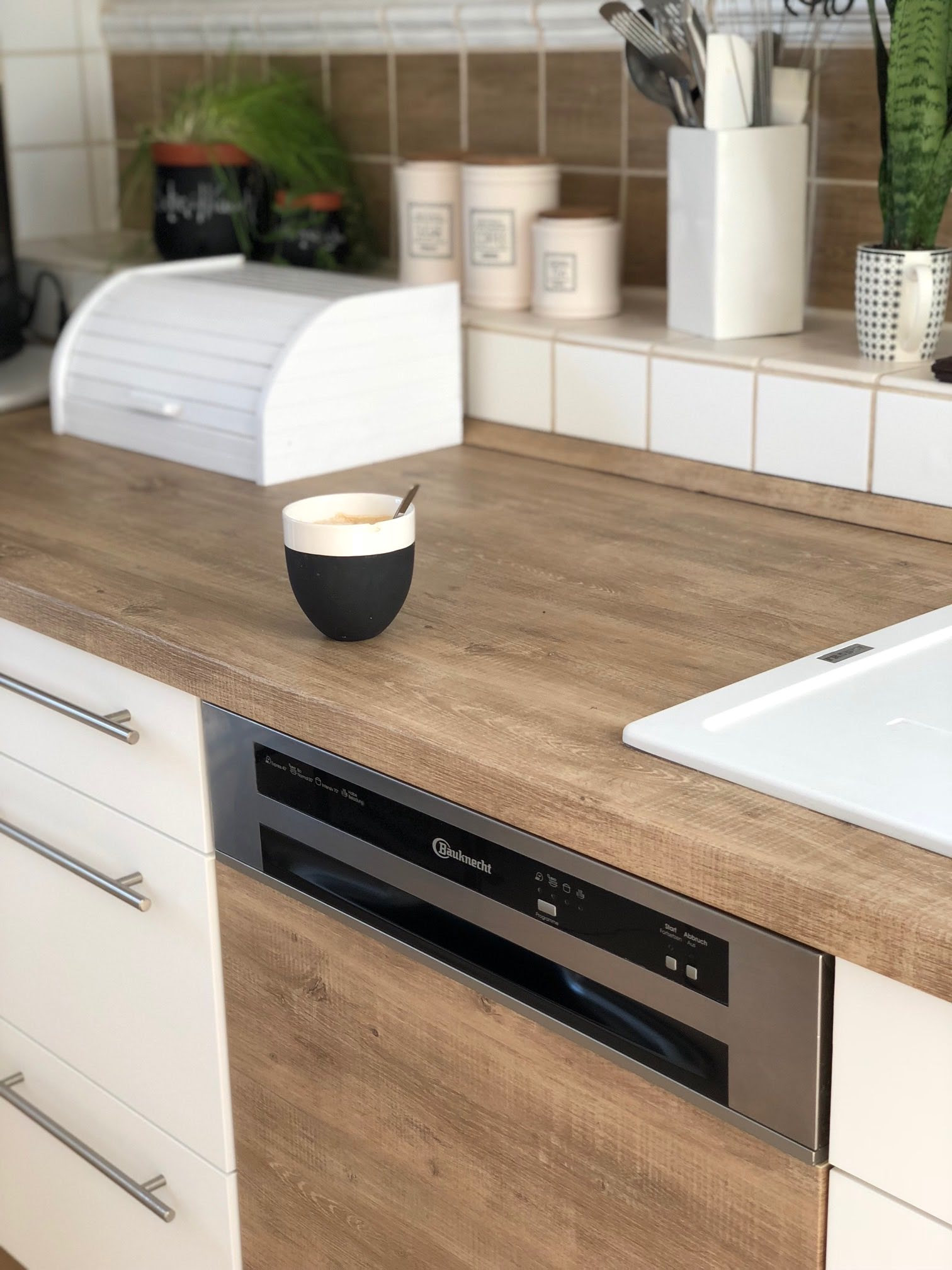 Ziehst du um, kannst du die neuen teppichfliesen einfach mitnehmen und in deiner neuen wohnung auslegen. Unschlagbares Kuchen Make Over Mit Klebefolien Von Resimdo Werbung Weltenbunt
