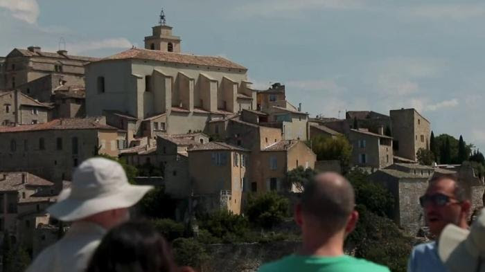 Vaucluse : des villages pris d'assaut par des milliers de touristes