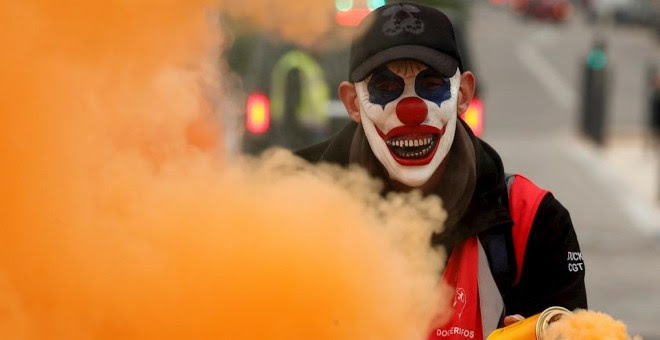 05/12/2019.- Un protestante con una máscara sostiene un bote de humo durante una manifestación convocada en el marco de la huelga general francesa contra la reforma de las pensiones, este jueves, en Marsella (Francia). La huelga ha paralizado los transpo