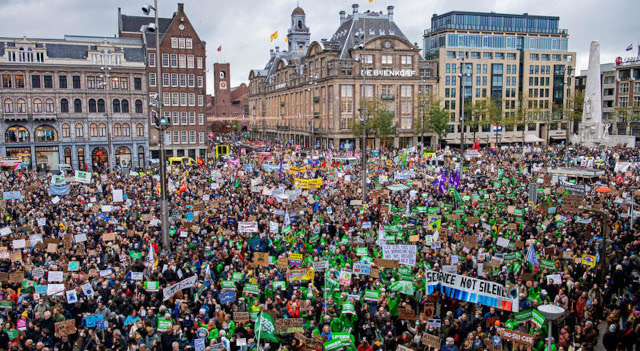 De klimaatmars met duizenden supporters op de en rondom de dam in Amsterdam