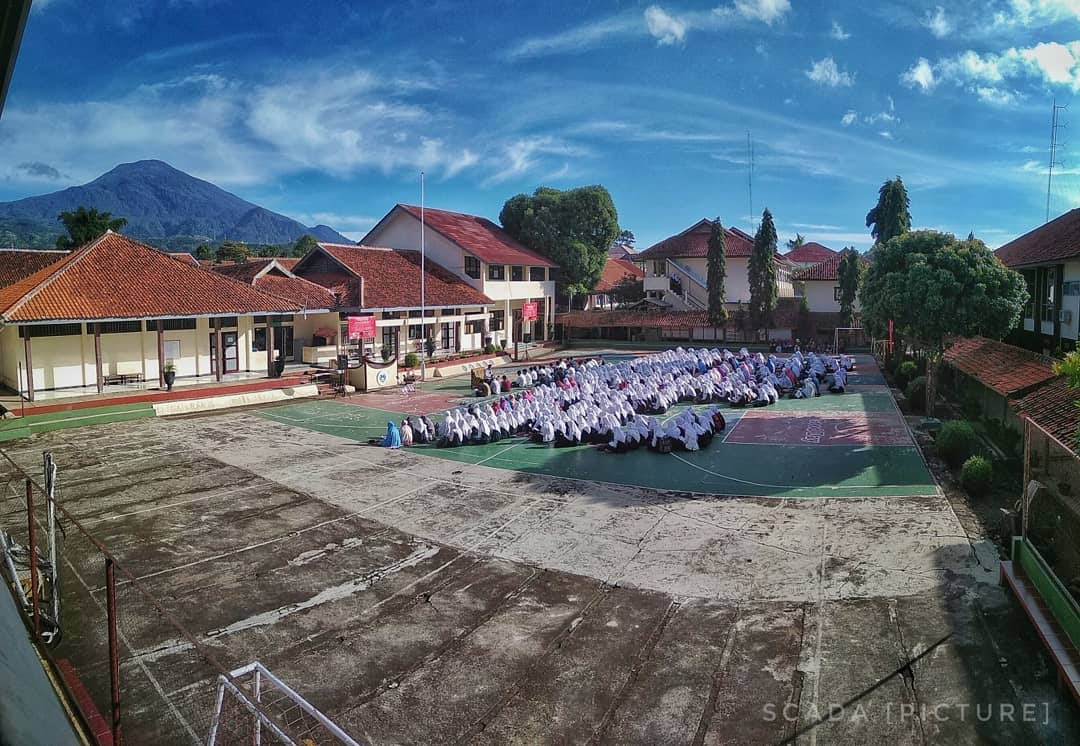 3 gedung tingkat, 1 gedung tak bertingkat, 18 ruang teori, 9 ruang praktek. Smk Negeri 2 Kuningan