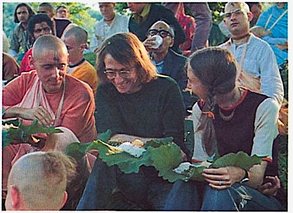 Sankarshan Das explaining glories of prasadam to a guest