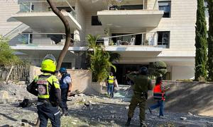 Los equipos de rescate asisten a un bloque de viviendas dañado en el sur de Israel.