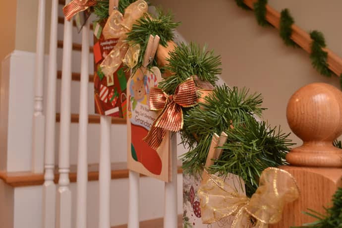 30 Beautiful Christmas Decorations That Turn Your Staircase into a ...