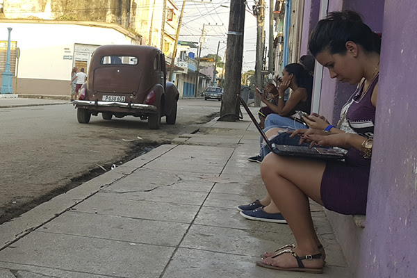 La incomodidad y la falta de privacidad caracterizan las zonas Wi-fi cubanas (Foto: Pablo González)