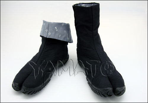 Tabi are a traditional japanese sock with a split for the large toe so that they may easily and comfortably be worn with sandals, though tabi socks can also be worn indoors without sandals. Yamato Budogu All Black Jika Tabi Kage
