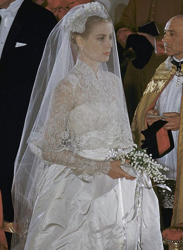 (original caption) that's my ring, says grace kelly showing her engagement ring to her mother while her fiance prince rainier iii, of monaco looks on. Grace Kelly Brautkleid