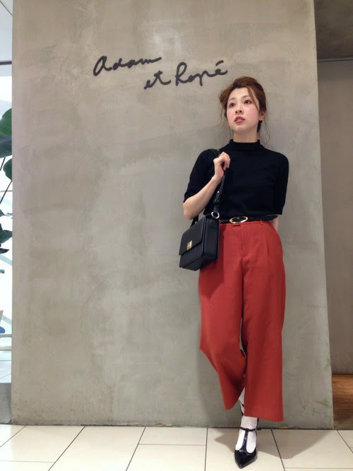 ロイヤリティフリー黒 クロップドパンツ コーデ レディース 人気のファッションスタイル