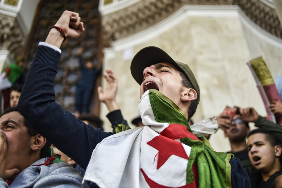 عروض ضخمة على الفنادق في الجزائر للأفراد والعوائل مع إمكانية الإلغاء مجانًا في أي وقت، شاهد الغرف من الداخل وتحقق من المرافق قبل الدفع واطلع على رأي المسافرين من بلدك. ÙÙŠ Ø°ÙƒØ±Ù‰ Ø§Ø³ØªÙ‚Ù„Ø§Ù„ Ø¨Ù„Ø¯ Ø§Ù„Ù…Ù„ÙŠÙˆÙ† Ø´Ù‡ÙŠØ¯ Ø§Ù„Ø¬Ø²Ø§Ø¦Ø± Ø¨ÙŠÙ† Ø«ÙˆØ±Ø© ÙˆØ­Ø±Ø§Ùƒ