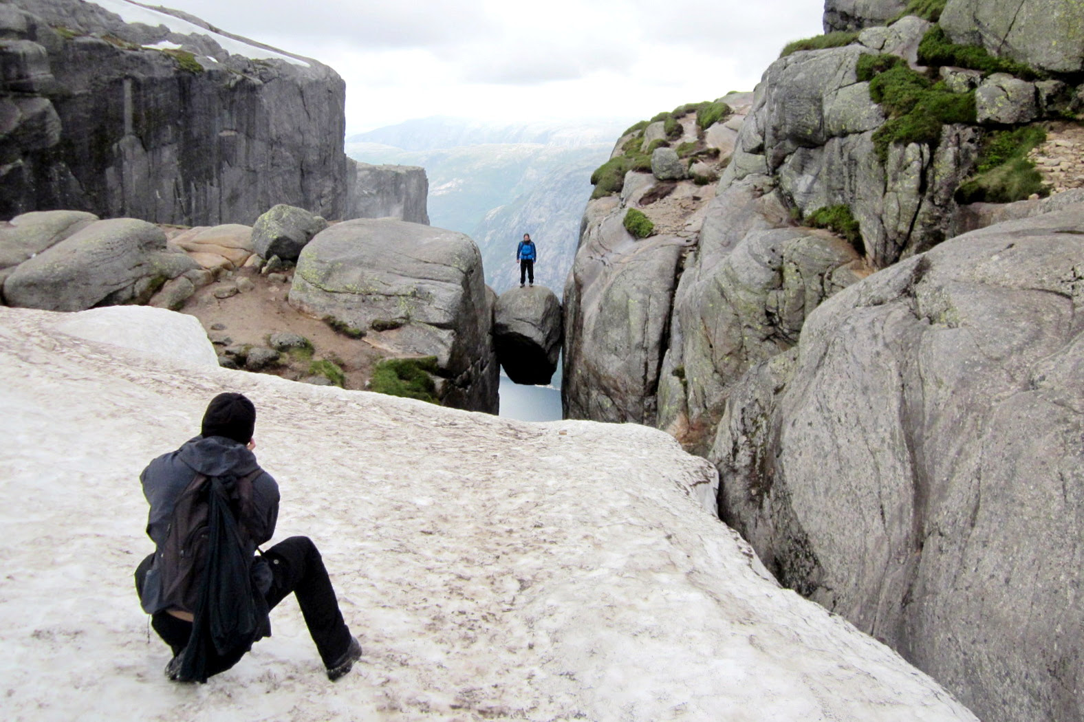 At the end of the fjord lies the tall kjerag mountain, another popular hiking destination with an iconic spherical rock that sits in a crevice along the trail. Kjerag Bolten Hoch Uber Dem Lysefjord Skandaktiv Info