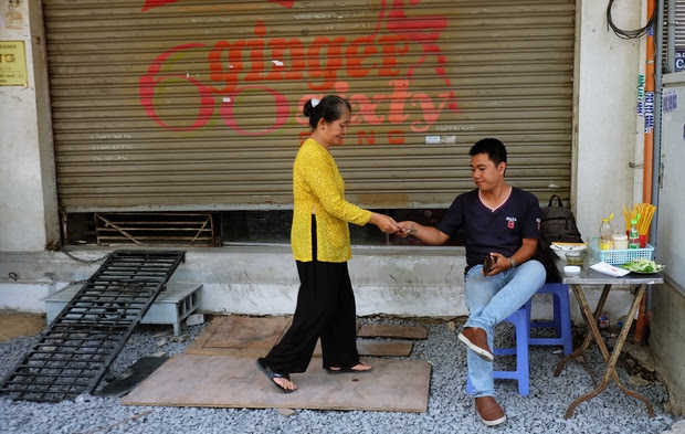 Thanh xuân của đời người trôi qua chớp mắt, nhưng thanh xuân của quán hủ tiếu này thì 70 năm vẫn mê hoặc người Sài Gòn - Ảnh 8.