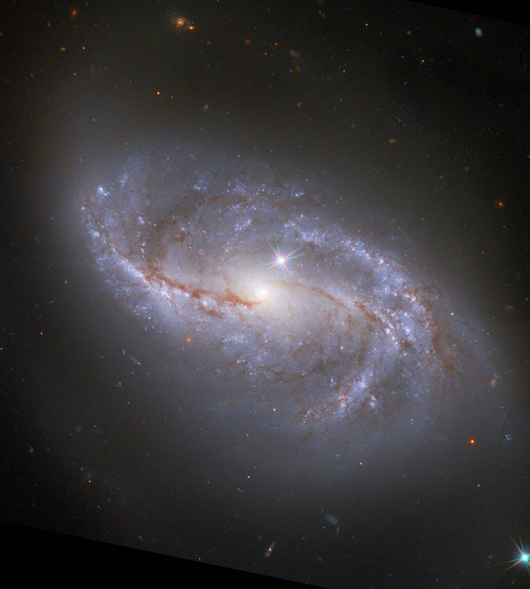 Also called arp 12, it's about 62,000 light years across, smaller than the milky way by a fair margin. Ngc 2608 Galaxia Ngc 2608 Pgc 24111 Arp 12 Discovered Mar 12 1785 By William Herschel Also Observed Above A 12 Arcmin Wide Sdss Image Centered On Ngc 2608 Below A 2 4 Arcmin Wide Sdss Image