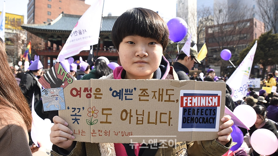 영어 사용 국가의 페미니스트 사이에서 포르노그래피는 페미니즘에서 가장 논쟁적인 문제 중에 하나이다. ì‚¬ì§„ íŽ˜ë¯¸ë‹ˆìŠ¤íŠ¸ê°€ ë¯¼ì£¼ì£¼ì˜ë¥¼ êµ¬í•œë‹¤ ì‚¬íšŒ ê¸°ì‚¬ë³¸ë¬¸ ë‰´ìŠ¤ì•¤ì¡°ì´