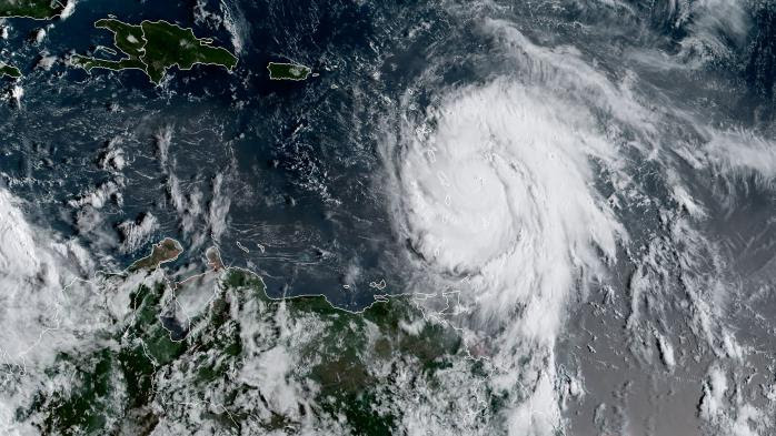 DIRECT. L'ouragan Maria, passé en catégorie 5, est en route vers la Guadeloupe