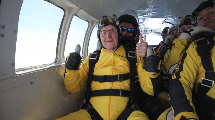 VIDEO. Un Britannique bat un record en sautant en parachute à l'âge de 101 ans et 38 jours