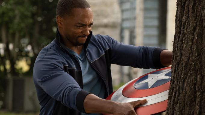 "Falcon et le Soldat de l'Hiver" : un nouveau Captain America riche en symboles pour la nouvelle ère Marvel
