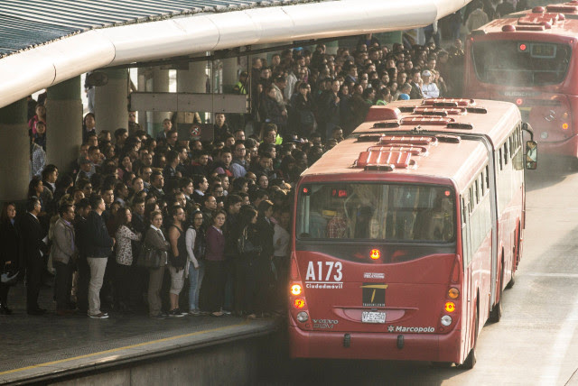 En redes sociales se viralizó un video del pasado jueves 5 de marzo en el que alrededor de 20 jóvenes que se trasladaban al interior de un bus de transmilenio después de las 11:00 pm. Transmilenio Preguntas Y Respuestas Para Entender Su Crisis Bogota Eltiempo Com