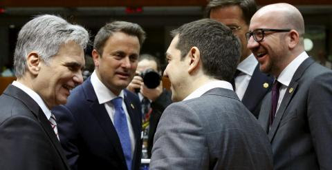 El primer ministro griego, ASlexis Tsipras (de espalda), saluda a su llegada a la cumbre de Bruselas al canciller austriaco Werner Faymann, al primer ministro luxemburgués, Xavier Bettel, el holandés Mark Rutte, y el belga Charles Michel. REUTERS/Francois