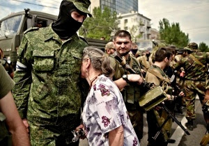 00-donetsk-novorossiya-mother-with-son-26-05-14