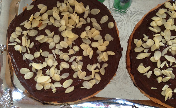 Vispa äggvitorna till hårt skum och vänd ner i den malda mandeln. Recept Pa Tarta Med Mandelbotten Och Chokladsmorkram Kathe Nilsson
