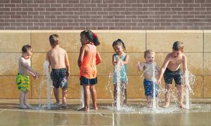 Mantenerse fresco durante una ola de calor es especialmente importante para los niños, a quienes les cuesta más regular la temperatura corporal que a los adultos.