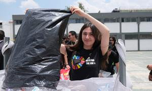 Estudiante de la Universidad Autónoma del  Estado de México durante la recolección de plásticos.