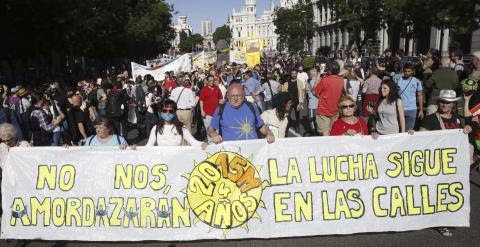 Un momento de la manifestación convocada por el 15M con el lema "2015M: No nos amodazarán. La lucha sigue en las calles" que discurre entre Cibeles y la Puerta del Sol, en Madrid. Efe/Kiko Huesca