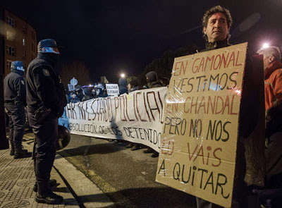 Nueva manifestación de los vecinos del barrio de Gamonal para pedir la liberación de los detenidos en las protestas contra el bulevar de la calle Vitoria.