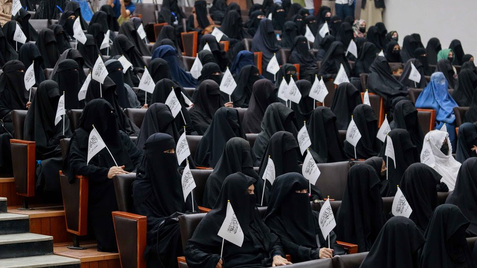 Mujeres en manifestación pro Talibán en la Universidad de Educación Shaheed Rabbani, Kabul