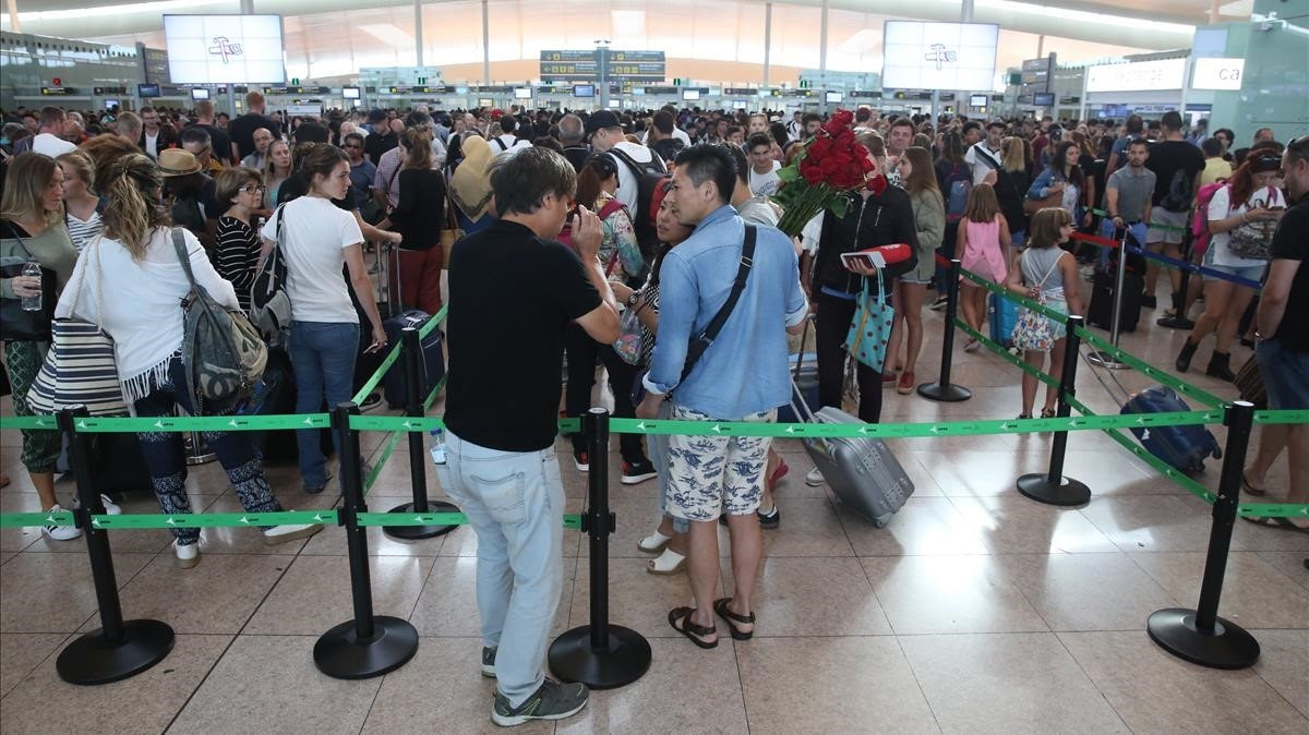 Colas en el aeroùerto del Prat.