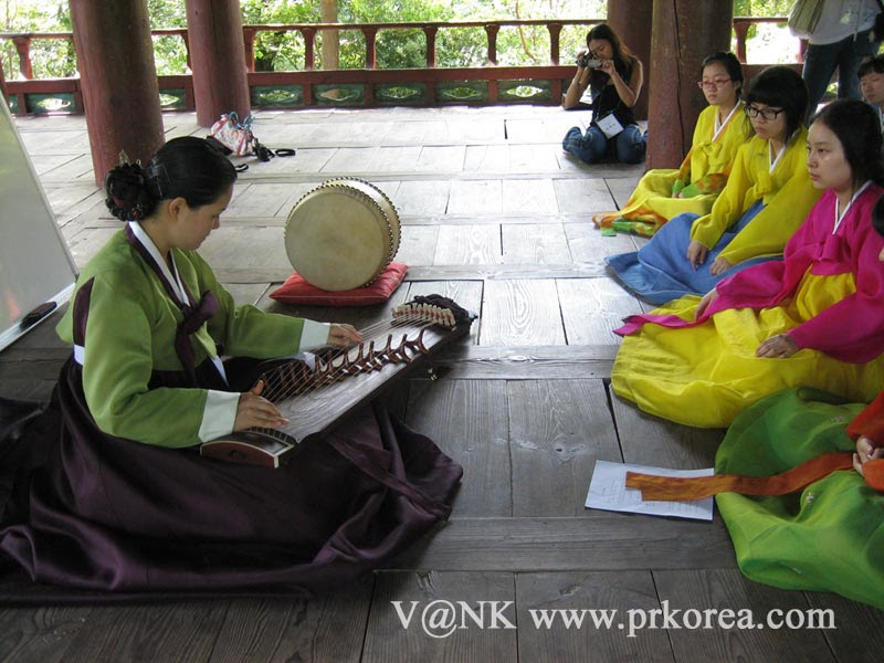 Guoto berasal dari papua barat yang merupakan alat musik petik. Muzik Korea Malay Vank