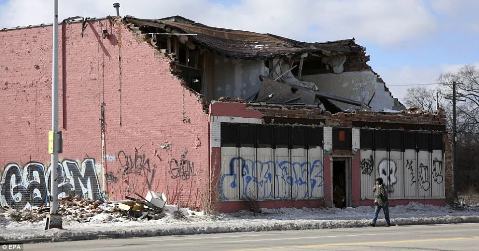 Rétrécir: un édifice délabré sur l'avenue de la rivière Grand à Detroit, Michigan