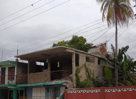 Viviendas como esta de la segunda planta abundan en la ciudad (Foto: Roberto J. Quiñones)