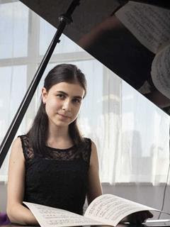 Alexandra Dovgan, Piano