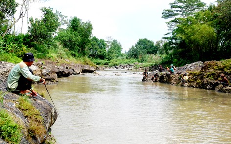 Ide Gambar Orang Mancing Di Sungai, Gambar Unik