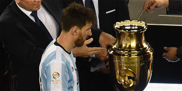 Messi consiguió levantar el título que tanto deseaba con argentina en el mismo estadio que le quitó la gloria en 2014. Messi Llora Desconsolado Tras Fallar Penalti En La Final Frente A Chile Archivo Digital De Noticias De Colombia Y El Mundo Desde 1 990 Eltiempo Com
