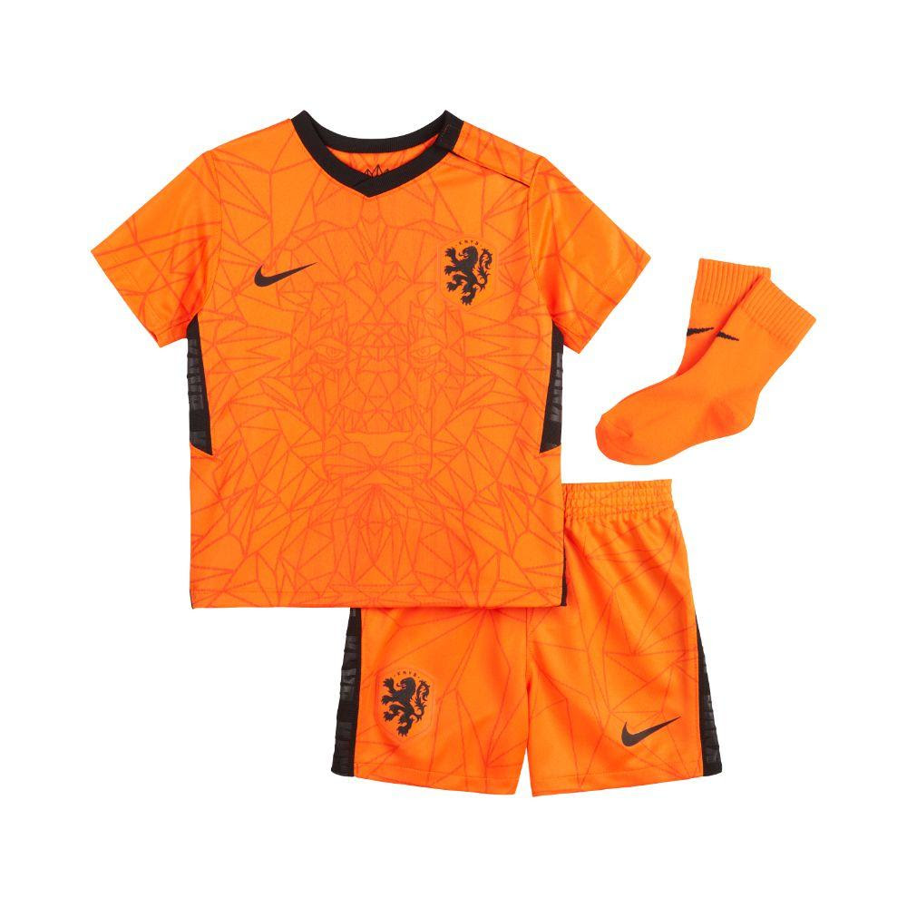 De shirts van het nederlands elftal kunnen bedrukt worden om zo jouw favoriete speler of uiteraard je eigen naam te laten bedrukken. Nederlands Elftal Tenue Voetbalshirts Com