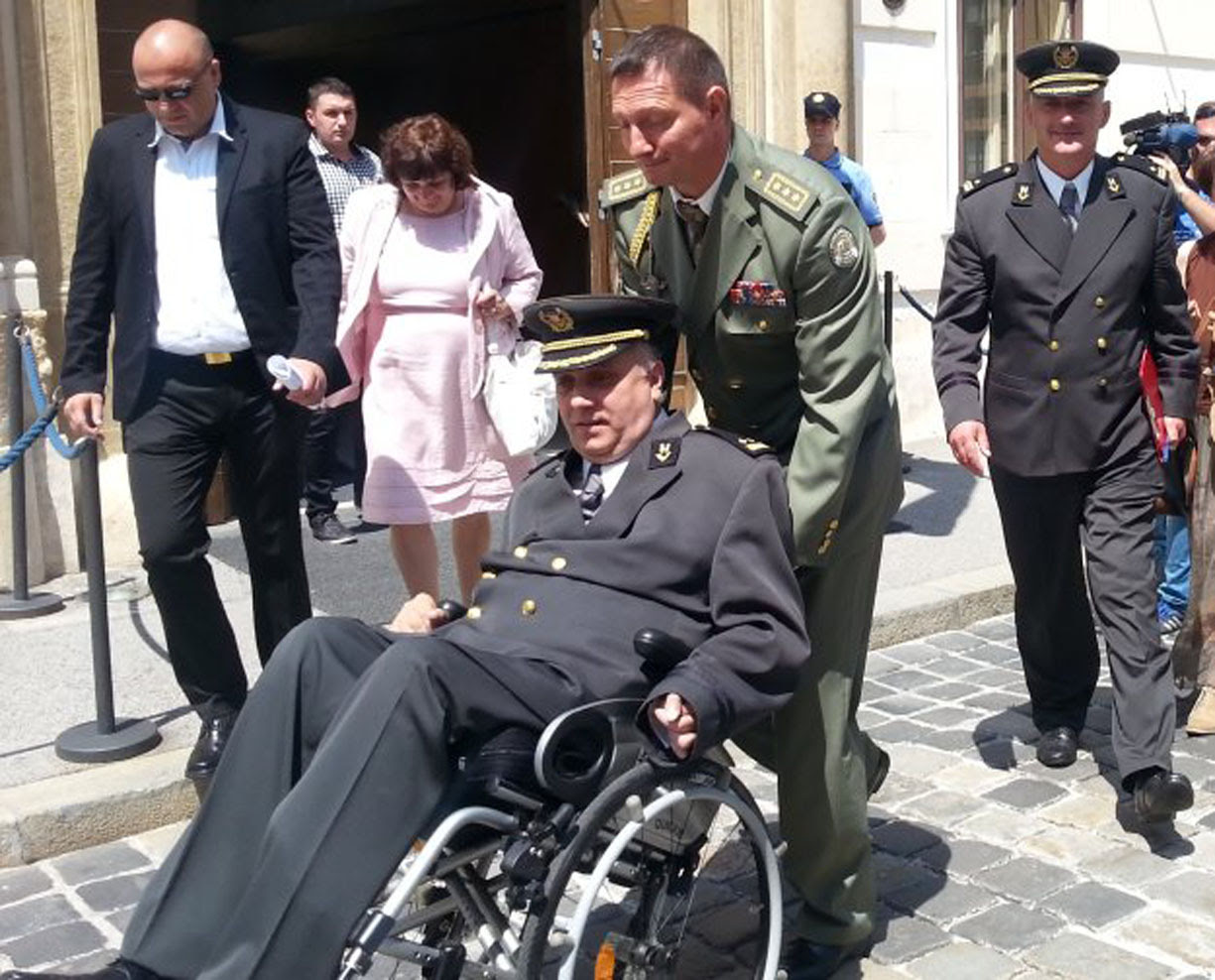 Croatian veterans Djuro Glogoski (in wheelchair) and Josip Klemm (pushing the wheelchair) head to meet with Croatia's Prime Minister for the first time since the veterans' protest commenced more than 200 days ago Photo: Index/Hina June 2015