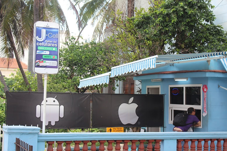 El uso de los logos de grandes compañías de telefonía celular es muy común en la isla (foto de archivo)